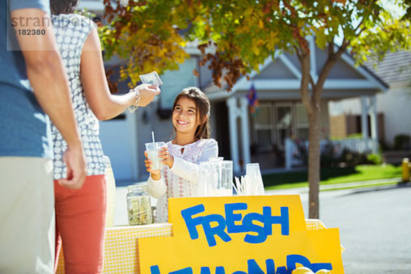 Mädchen verkauft Limonade am Limonadenstand