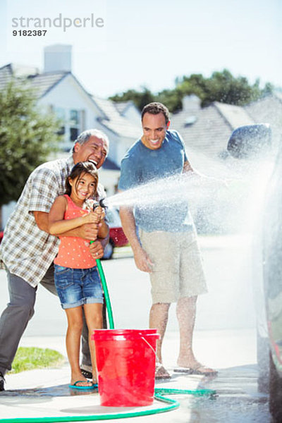 Mehrgenerationen-Familienwaschwagen in der Einfahrt