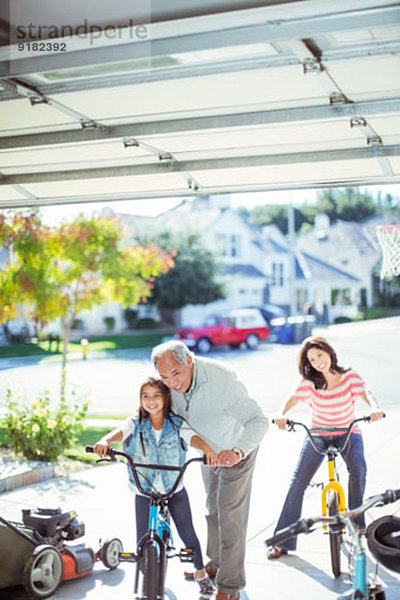 Mehrgenerationen-Familienfahrräder in der Einfahrt
