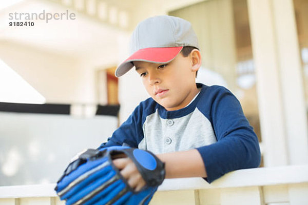 Ernsthafter Junge mit Baseballhandschuh