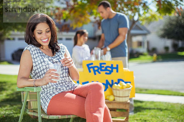 Frau trinkt Limonade am Limonadenstand