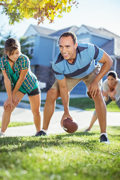 Familie spielt Fußball auf Rasen