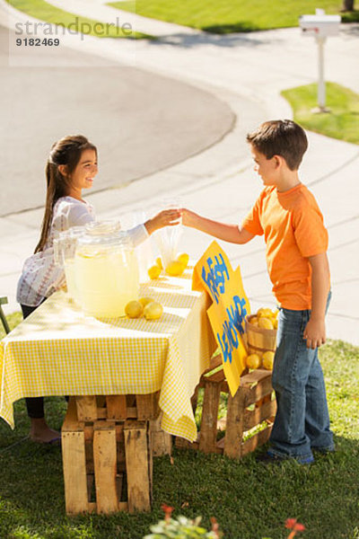 Junge kauft Limonade am Limonadenstand