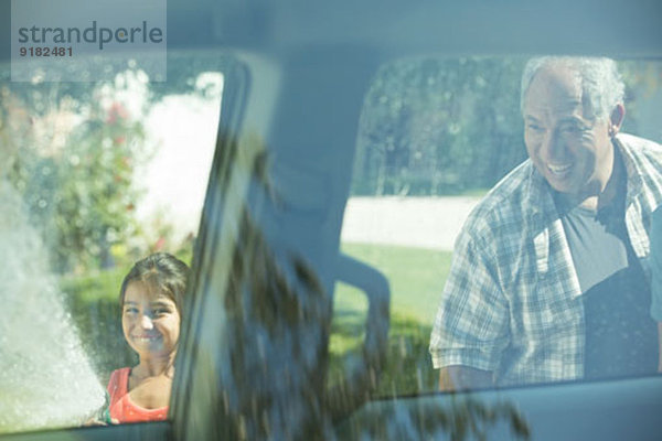 Großvater und Enkelin außerhalb des Autos