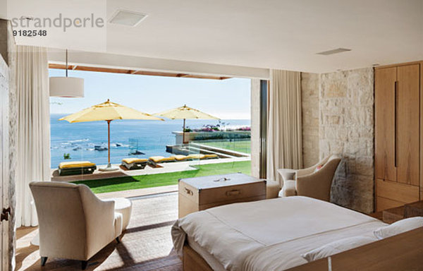 Schlafzimmer mit Blick auf Terrasse und Meer
