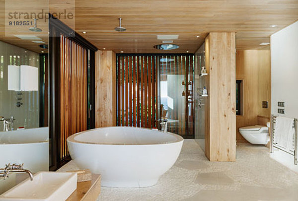 Modernes Bad mit Einweichwanne