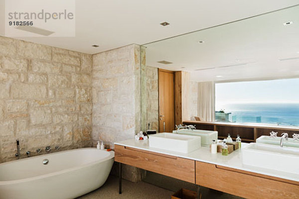 Modernes Badezimmer mit Meerblick