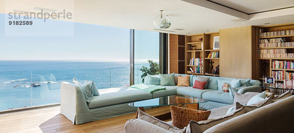 Wohnzimmer mit Blick auf den Ozean