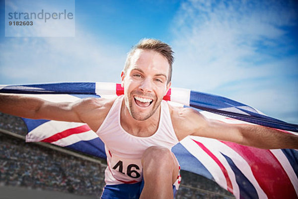 Leichtathlet jubelt mit britischer Flagge