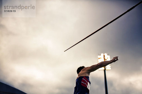 Leichtathletin beim Speerwurf