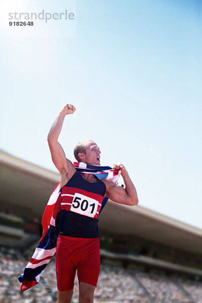 Leichtathlet jubelt mit britischer Flagge