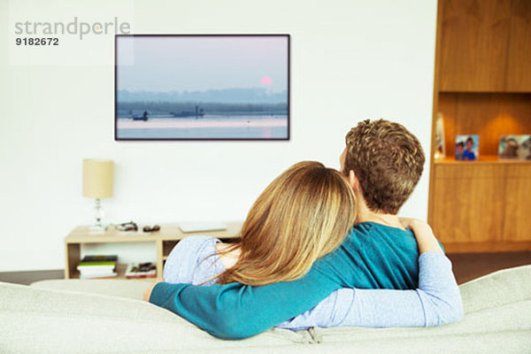 Paar beim Fernsehen im Wohnzimmer