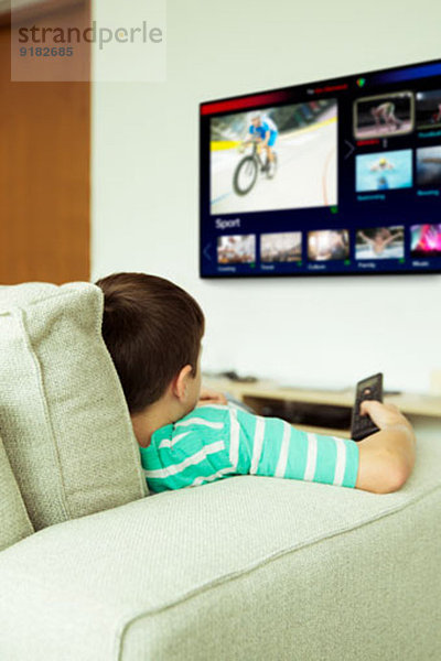 Junge beim Fernsehen im Wohnzimmer