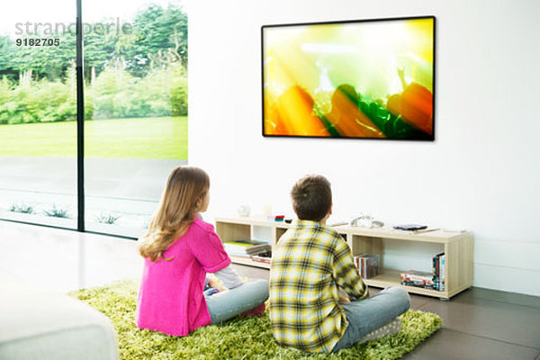 Kinder beim Fernsehen im Wohnzimmer