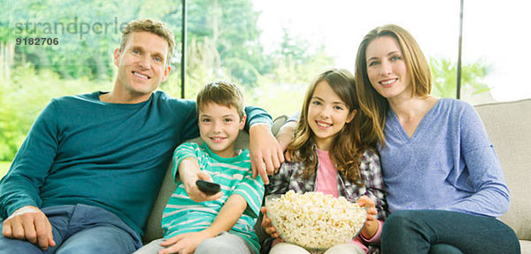 Familie beim Fernsehen im Wohnzimmer