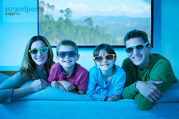 Familie mit 3D-Brille im Wohnzimmer