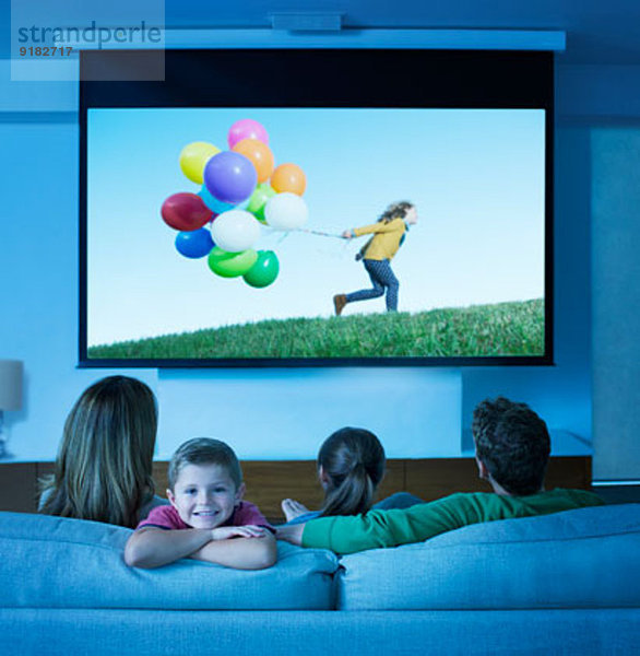 Familie beim Fernsehen im Wohnzimmer