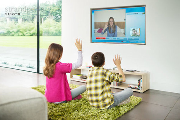 Kinder-Videochat im Wohnzimmer im Fernsehen