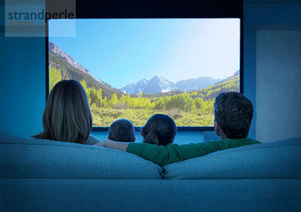 Familie beim Fernsehen im Wohnzimmer