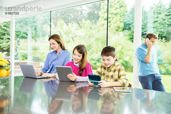 Familie mit Technik in der Küche