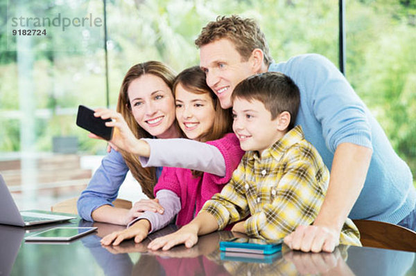 Familie macht gemeinsam Handyfotos