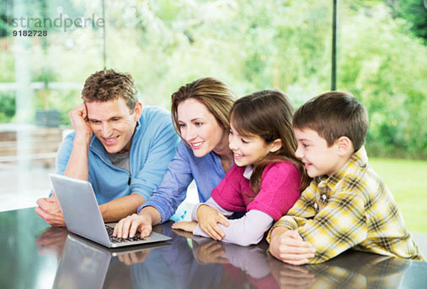 Familie mit Laptop zusammen