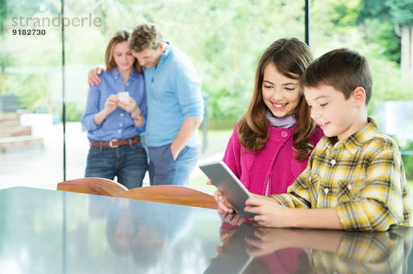 Familie mit Technik in der Küche