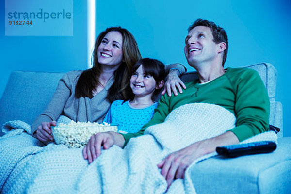 Familie beim Fernsehen im Wohnzimmer