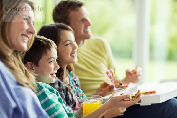 Familie beim Fernsehen im Wohnzimmer