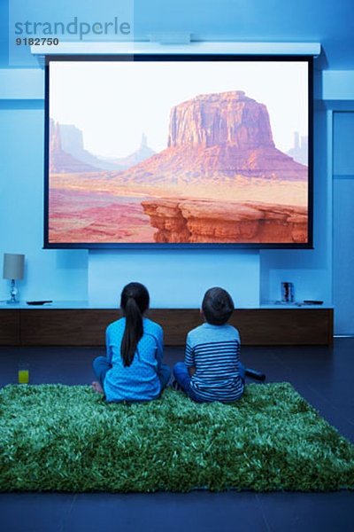 Kinder beim Fernsehen im Wohnzimmer