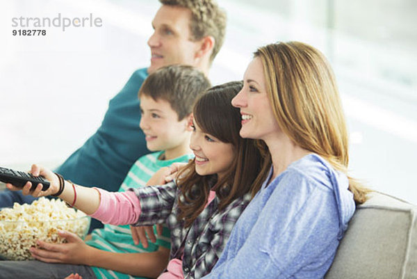 Familie beim Fernsehen im Wohnzimmer