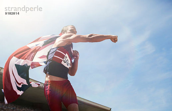 Leichtathlet jubelt mit britischer Flagge