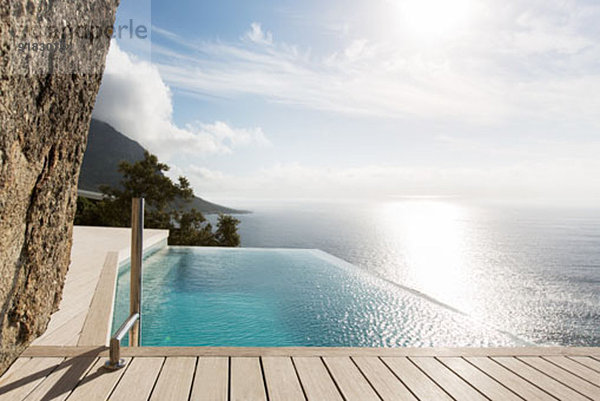 Modernes Schwimmbad mit Meerblick