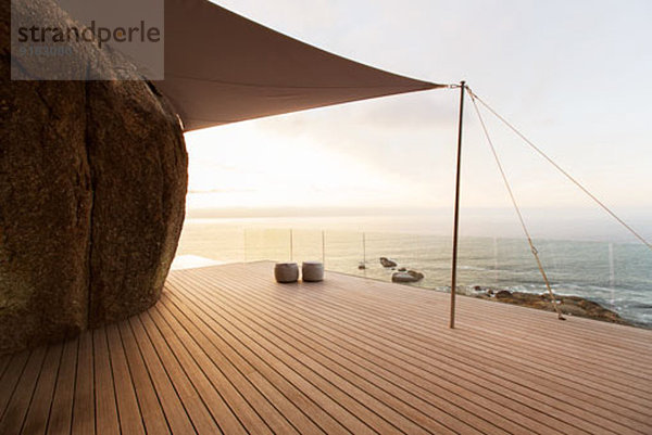 Moderner Balkon mit Blick aufs Meer