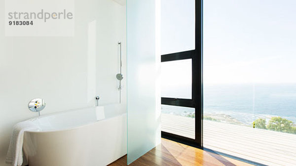 Badewanne und Glasschiebetür des modernen Hauses