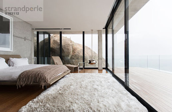 Shag Teppich und Glaswände im modernen Schlafzimmer