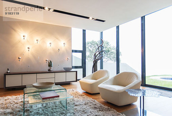Sessel und Teppiche im modernen Wohnzimmer