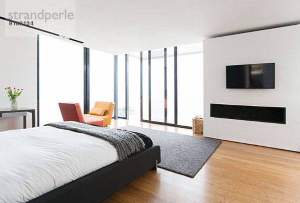 Bett- und Glasschiebetüren im modernen Schlafzimmer