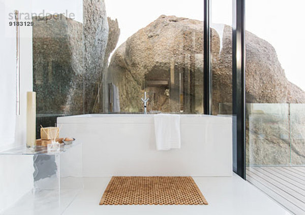 Badewanne und Glaswände im modernen Bad