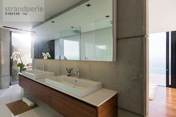 Spülen und Spiegel im modernen Bad