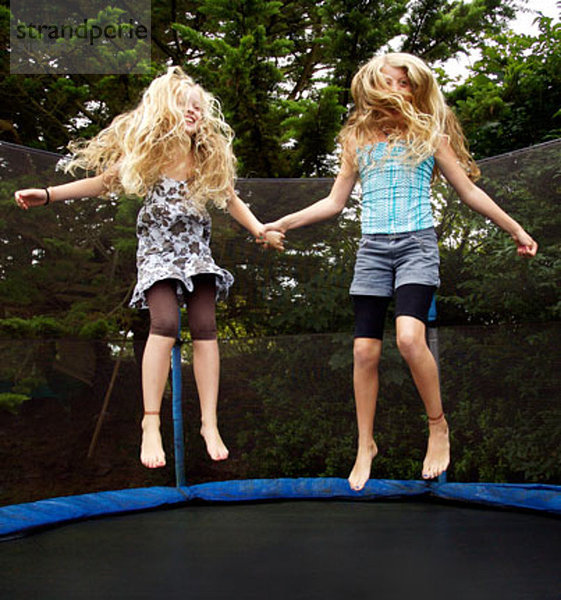 Mädchen beim Springen auf dem Trampolin im Freien