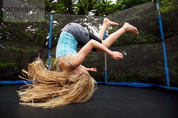 Mädchen springen auf Trampolin im Freien