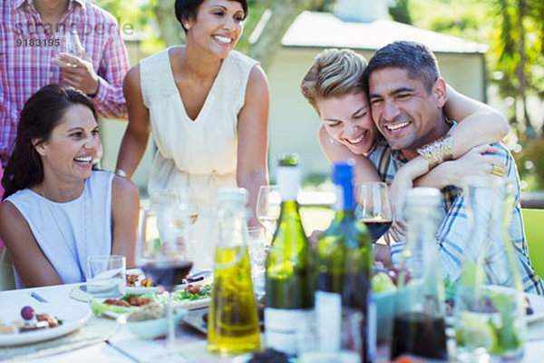 Freunde entspannen sich gemeinsam auf der Party