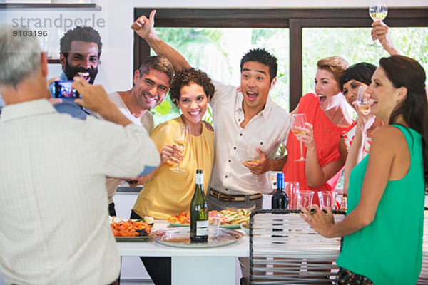 Freunde beim gemeinsamen Fotografieren auf der Party