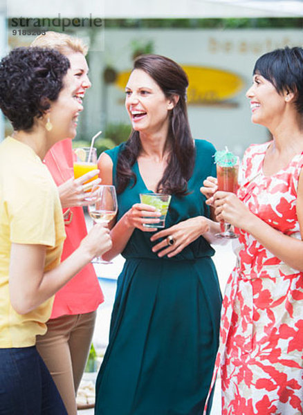 Frauen reden auf der Party