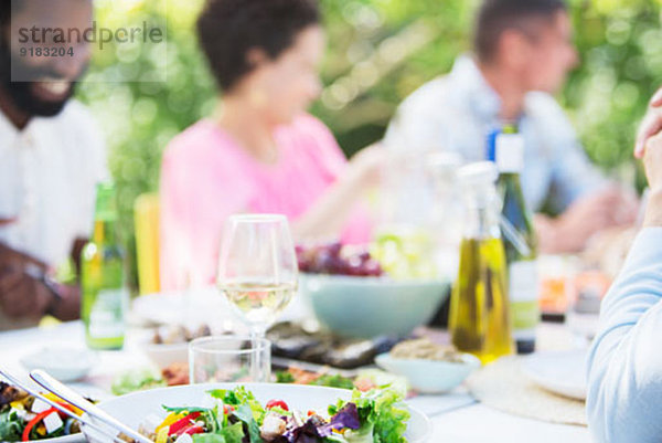 Teller mit Essen auf dem Tisch im Freien