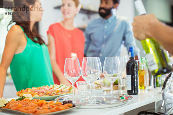 Essen und Wein auf dem Tisch bei der Party