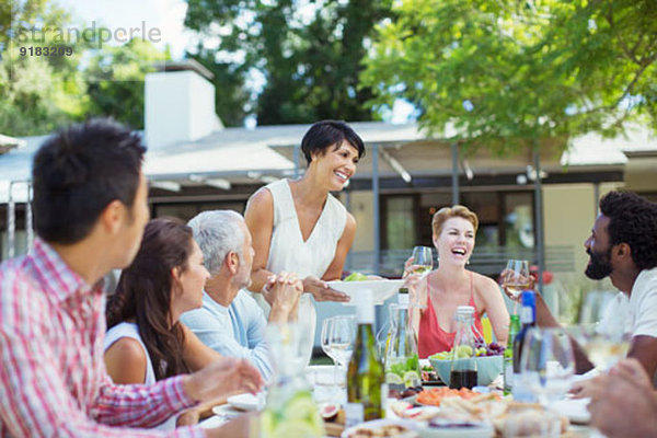 Frau dient Freunden auf der Party