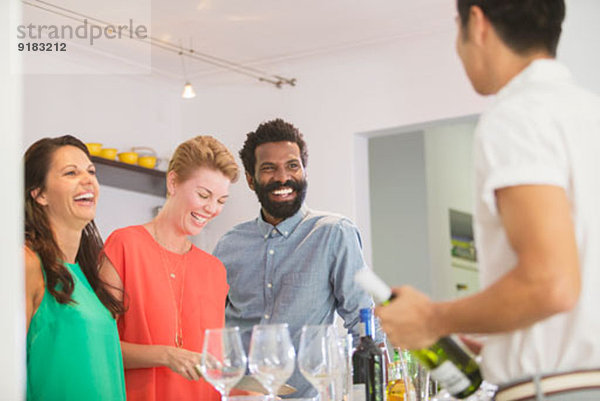 Freunde lachen gemeinsam auf der Party