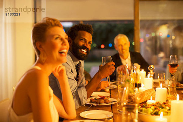 Freunde lachen bei der Dinnerparty